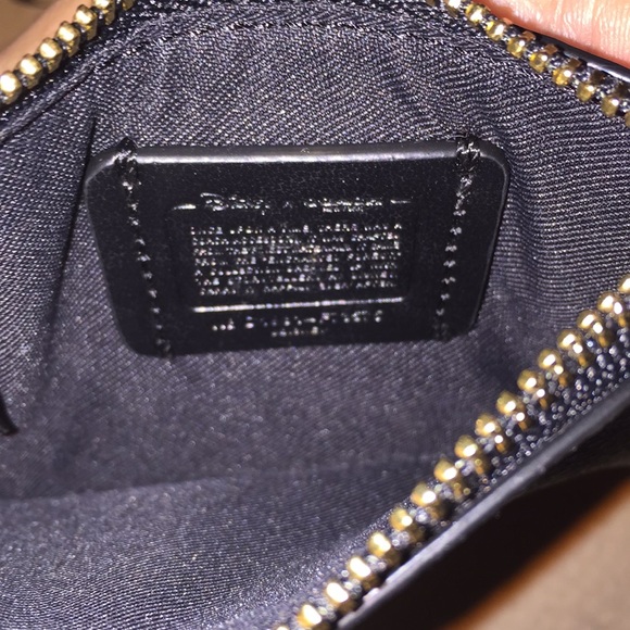 Disney x Coach Snow White Dwarfs Eyes ID keychain - Picture 4 of 5